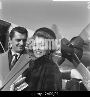 Linda Christian con marito Edmund Purdom a Schiphol Data: 7 Febbraio 1964 Località: Noord-Holland, Schiphol Parole Chiave: Attori, attrici, star del cinema, attori, aeroporti Nome personale: Christian Linda, Purdom Edmund Foto Stock