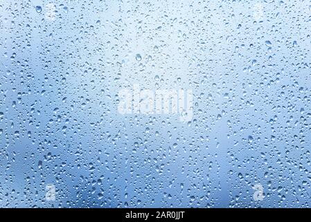 Finestra con Gocce dopo pioggia intensa, Gocce D'Acqua sul vetro come sfondo o texture Foto Stock