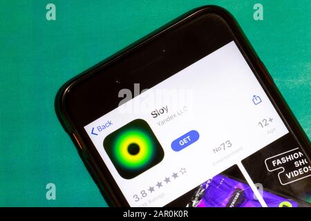 Los Angeles, California, Stati Uniti - 22 gennaio 2020: Logo Sloy sullo schermo del telefono piatto con sfondo verde, Editoriale Illustrativo Foto Stock
