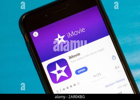 Los Angeles, California, Stati Uniti - 22 gennaio 2020: Logo iMovie sullo schermo del telefono piatto con sfondo blu, Editoriale Illustrativa Foto Stock
