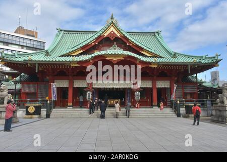 La Gente Visita Il Santuario Di Kanda, Tokyo Foto Stock