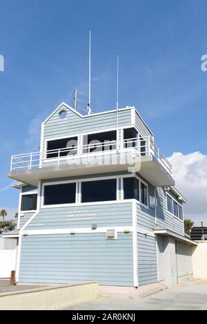 Seal BEACH, CALIFORNIA - 22 GENNAIO 2020: Edificio della sede del bagnino presso il molo di Seal Beach. Foto Stock