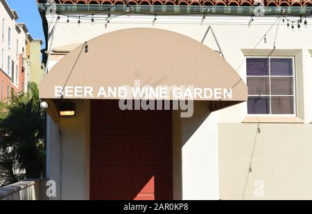 Fullerton, CALIFORNIA - 24 JAN 2020: Beer and Wine Garden Beawn al Fullerton Museum Center un mercato agricolo settimanale con musica dal vivo e birra e w Foto Stock