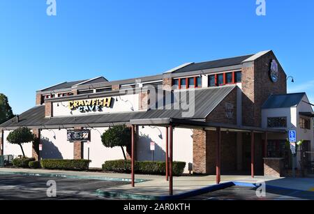 Fullerton, CALIFORNIA - 24 JAN 2020: Il Ristorante della Grotta di aragosta, un luogo di ritrovo in stile magazzino per frutti di mare con sapori Cajun e asiatici. Foto Stock