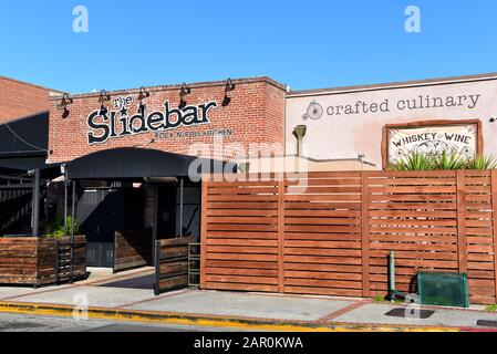 Fullerton, CALIFORNIA - 24 JAN 2020: Lo Slidebar Rock n Roll Kitchen è un bar e ristorante che serve hamburger, bevande e musica dal vivo. Foto Stock