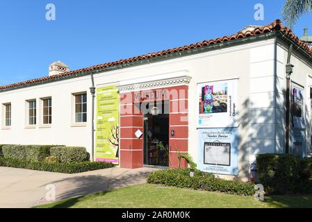 Fullerton, CALIFORNIA - 24 JAN 2020: Fullerton Museum Center, uno spazio educativo che mostra diverse mostre e programmi di storia, scienza, ar Foto Stock