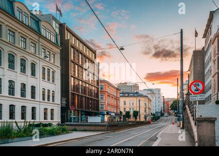 Oslo, Norvegia - 23 Giugno 2019: Case Sulla Strada Porta Di Cort Adelers In Serata Estiva. Foto Stock