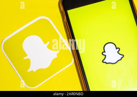 Los Angeles, California, Stati Uniti - 22 gennaio 2020: Logo e telefono dell'applicazione Snapchat con icona primo piano su sfondo giallo, Editoriale Illustrativa Foto Stock