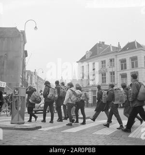 Pax Christi ha iniziato, circa 3000 partecipanti a Den Bosch, partecipanti alla data di inizio: 2 aprile 1964 Località: Den Bosch Parole Chiave: Partecipanti Nome istituzione: Pax Christi Foto Stock