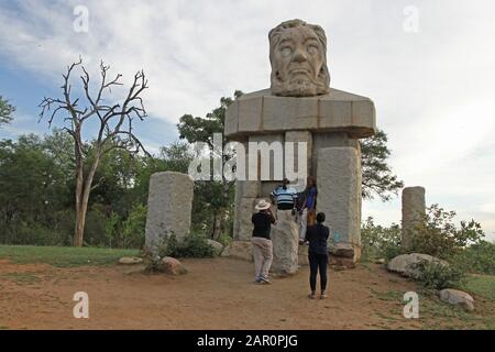 Testa statua di Paul Kruger con persone sotto, cancello anteriore al Kruger National Park, Mpumalanga, Sud Africa. Foto Stock