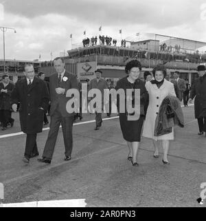 La coppia reale e la principessa Beatrix partì per il Messico da Schiphol, la regina Juliana sulla strada per l'aereo con la principessa Margriet. Accanto a loro il Sig. H. Alberda (CEO Schiphol) e il Principe Bernhard Annotazione: La Principessa Irene, che stava per aderire, è stata improvvisamente lasciata indietro a Soestdijk. Queen Juliana era ancora visibilmente emulata Data: 7 aprile 1964 Località: Noord-Holland, Schiphol Parole Chiave: Arrivo e partenza, regine, visite di stato, aeroporti Nome personale: Bernhard (Prince Netherlands), Juliana (queen Netherlands), Margriet (princess Netherlands) Foto Stock