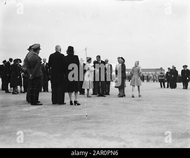 Abdicazione Regina Wilhelmina/Inaugurazione Della Regina Juliana Inaugurazione Regina Juliana. Preparazioni. Arrivo ospiti stranieri regali. La principessa Margaret Rose, seconda figlia del re inglese George VI arriva a Schiphol, per assistere alle cerimonie di inaugurazione Data: 5 settembre 1948 Località: Noord-Holland, Schiphol Parole Chiave: Inaugurazioni, casa reale, aeroporti Nome personale: Margaret, principessa di Gran Bretagna Foto Stock