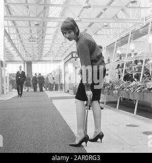 Fiera internazionale di scarpe a Jaarbeurs a Utrecht Data: 13 aprile 1964 Località: Utrecht Parole Chiave: Scarpe Foto Stock