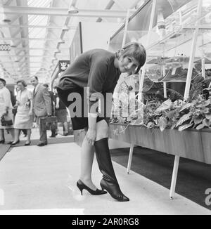 Fiera internazionale di scarpe a Jaarbeurs a Utrecht Data: 13 aprile 1964 Località: Utrecht Parole Chiave: Scarpe Foto Stock