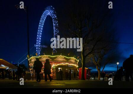 Il London Eye e un buon giro sulla riva sud del Tamigi, Londra Foto Stock