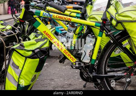 Biciclette paramediche in ambulanza nel centro di Londra Foto Stock