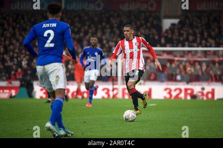 Londra, Regno Unito. 25th Gen 2020. Dominic Thompson di Brentford durante la 4th partita rotonda della fa Cup tra Brentford e Leicester City al Griffin Park, Londra, Inghilterra, il 25 gennaio 2020. Foto Di Andy Aleks. Credito: Prime Media Images/Alamy Live News Foto Stock