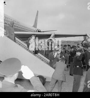 La coppia reale è tornata dal Messico la regina Juliana e il principe Bernhard sono salutati dalla principessa Margriet e dalla principessa Christina Data: 18 aprile 1964 Località: Noord-Holland, Schiphol Parole Chiave: Regine, principi, principesse, aeroplani, scale di volo Nome personale: Bernhard (principe Olanda), Christina (principessa Olanda), Juliana (regina Olanda), Margriet (principessa Olanda) Foto Stock