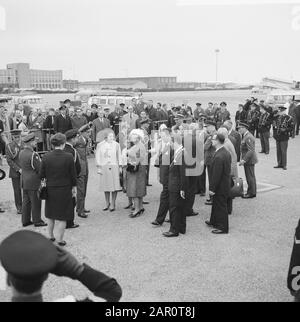 La coppia reale è tornata dal Messico V.L.n.r. principe bernhard, principessa Margriet, principessa Christina, regina Juliana, primo ministro Marijnen e sindaco Van der Willigen van Haarlemmermeer Data: 18 aprile 1964 Località: Noord-Holland, Schiphol Parole Chiave: Sindaci, regine, principesse, airfields Nome personale: Bernhard (Prince Netherlands), Christina (princess Netherlands), Juliana (queen Netherlands), Margriet (princess Netherlands), Marijnen, V.G.M., Willigen, G.C. vd : Pot, Harry/Anefo, Foto Stock