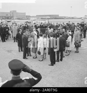 La coppia reale tornò dal Messico Premier Marijnen in conversazione con la regina Juliana e il principe Bernhard; in aggiunta la principessa Margriet e la principessa Christina Data: 18 aprile 1964 Località: Noord-Holland, Schiphol Parole Chiave: Queens, primi ministri, principi, principesse Nome personale: Bernhard (principe Olanda), Christina (principessa Olanda), Juliana (regina Olanda), Margriet (principessa Olanda), Marijnen, V.G.M. Foto Stock