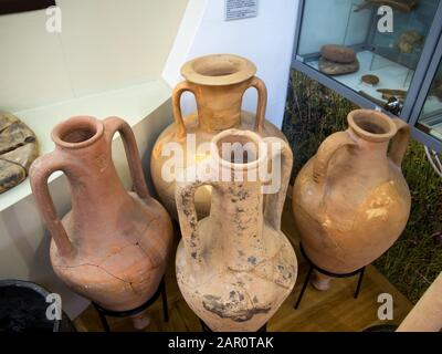Azov, Russia - 27 luglio 2019: Anfore di argilla, mostre del Museo storico e archeologico di Azov Foto Stock