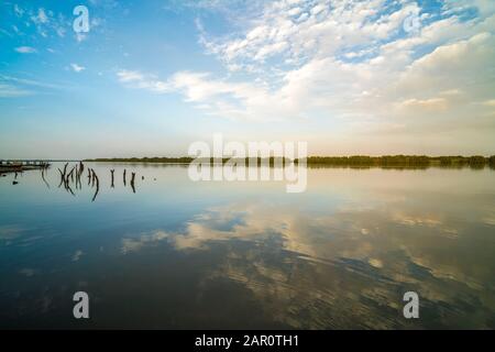 Wolken spiegeln sich in einem Seitenarm des Gambia River, Bintang, Gambia, Westafrika | nuvole riflesse in un braccio laterale del fiume Gambia, Binta Foto Stock