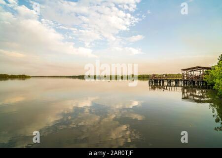 Wolken spiegeln sich in einem Seitenarm des Gambia River bei der Bintang Bolong Lodge, Bintang, Gambia, Westafrika | nuvole riflesse in un braccio laterale Foto Stock