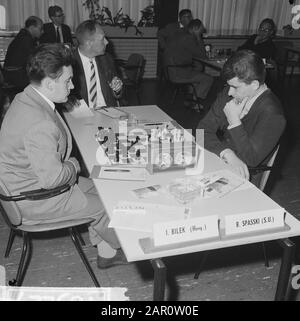 Torneo di scacchi Interzone nell'edificio GAK di Amsterdam, il russo Boris Spasski (a destra) contro l'ungherese Istvan Bilek Data: 8 giugno 1964 Località: Amsterdam, Noord-Holland Parole Chiave: Scacchi, sport Nome personale: Bilek Istvan, Spassky, Boris Institution Nome: GAK Foto Stock