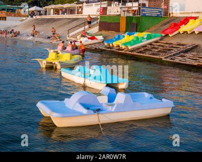 Kabardinka, Russia - 29 luglio 2019: Noleggio di catamarano sulla spiaggia, villaggio di Kabardinka, Krasnodar Territory Foto Stock