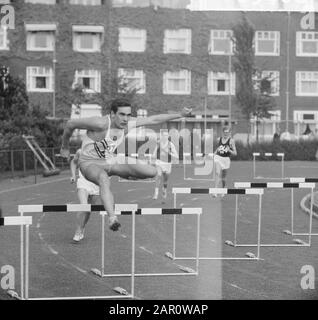 Concorso internazionale di atletica giovanile a Sintelbaan, i 1500 metri UN juniors fronte Baart, vincitore (squadra di selezione olandese) Data: 14 giugno 1964 Parole Chiave: Vincitori, atletica Nome istituto : Sintelbaan Foto Stock