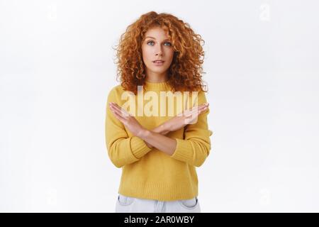 Tagliare, abbastanza. Curly-haired zenzero ragazza stanco di menzogne, vuole terminare la conversazione, cross braccia petto e scuotendo testa in disapprovazione, dare rifiuto Foto Stock