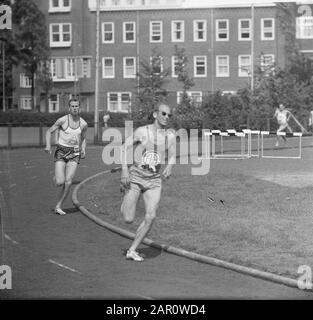 Concorso internazionale di atletica giovanile a Sintelbaan, i 1500 metri UN juniors fronte Baart, vincitore (squadra di selezione olandese) Data: 14 giugno 1964 Parole Chiave: Vincitori, atletica Nome istituto : Sintelbaan Foto Stock