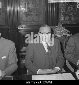 Nell'incontro di gestione NHM della Twense Bank e NHM, Burgerhout (kop) Data: 17 giugno 1964 Parole Chiave: Teste, direzioni, edifici Nome personale: Burgerhout Nome dell'istituzione: Twentsche Bank Foto Stock