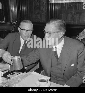 Nell'incontro di gestione di NHM della banca di Twense e NHM, Burgerhout (sinistra) e Van de Wall Bake Data: 17 giugno 1964 Parole Chiave: Indici, edifici Nome personale: Burgerhout Nome dell'istituzione: Twentsche Bank Foto Stock