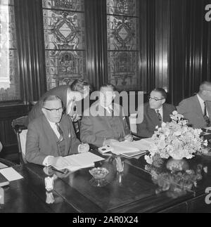 Nell'incontro di gestione di NHM di costruzione della banca di Twense e di NHM, panoramica Data: 17 giugno 1964 Parole Chiave: Indici, edifici, panoramiche Nome dell'istituzione: Twentsche Bank Foto Stock