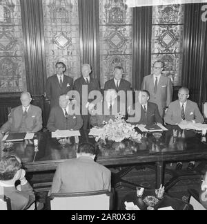 Nell'incontro di gestione di NHM di costruzione della banca di Twense e di NHM, panoramica Data: 17 giugno 1964 Parole Chiave: Indici, edifici, panoramiche Nome dell'istituzione: Twentsche Bank Foto Stock