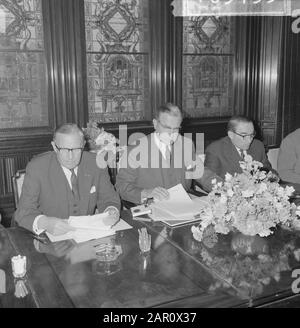 Nell'incontro di gestione di NHM di costruzione della banca di Twense e di NHM, panoramica Data: 17 giugno 1964 Parole Chiave: Indici, edifici, panoramiche Nome dell'istituzione: Twentsche Bank Foto Stock