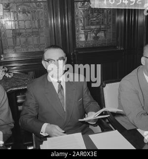 Nell'incontro di gestione di NHM della banca di Twense e NHM, Van de Wall Bake (kop) presidente Data: 17 giugno 1964 Parole Chiave: Capi, direttori, edifici, presidenti Nome dell'istituzione: Twentsche Bank Foto Stock