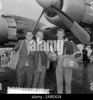 Ciclista 3200 km Canada a Schiphol, v. l.n.r. Allegato Van de Vleuten, team leader Koopmans, Kemenade, Beugels Boog con trofeo quattro tappe vinte Data: 13 agosto 1964 Località: Noord- Olanda, Schiphol Parole Chiave: Trofei, ciclisti Nome personale: Boog Foto Stock