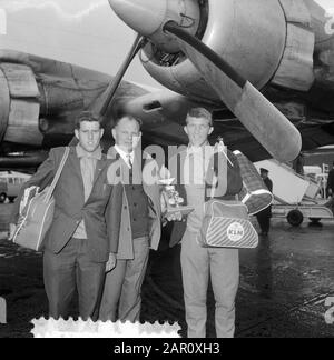 Ciclista 3200 km Canada a Schiphol, v. l.n.r. Allegato Van de Vleuten, team leader Koopmans, Kemenade, Beugels Boog con trofeo quattro tappe vinte Data: 13 agosto 1964 Località: Noord- Olanda, Schiphol Parole Chiave: Trofei, ciclisti Nome personale: Boog Foto Stock