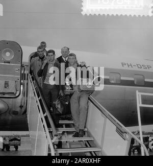 Ciclista 3200 km Canada a Schiphol, v. l.n.r. Allegato Van de Vleuten, team leader Koopmans, Kemenade, Beugels Boog con trofeo quattro tappe vinte Data: 13 agosto 1964 Località: Noord- Olanda, Schiphol Parole Chiave: Trofei, ciclisti Nome personale: Boog Foto Stock