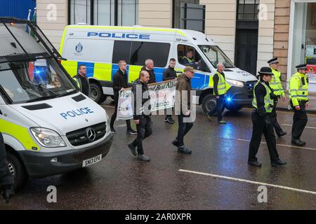 Glasgow, Regno Unito. 25th Gen 2020. Una marcia pro IRA e pro-Irish Republicanism ha avuto luogo attraverso il centro della città di Glasgow con una scorta significativa della polizia. C'è stata una piccola contro-dimostrazione da pro-sindacalisti e la polizia ha fatto diversi arresti. Credito: Findlay/Alamy Live News Foto Stock