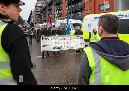 Glasgow, Regno Unito. 25th Gen 2020. Una marcia pro IRA e pro-Irish Republicanism ha avuto luogo attraverso il centro della città di Glasgow con una scorta significativa della polizia. C'è stata una piccola contro-dimostrazione da pro-sindacalisti e la polizia ha fatto diversi arresti. Credito: Findlay/Alamy Live News Foto Stock