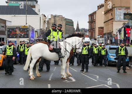 Glasgow, Regno Unito. 25th Gen 2020. Una marcia pro IRA e pro-Irish Republicanism ha avuto luogo attraverso il centro della città di Glasgow con una scorta significativa della polizia. C'è stata una piccola contro-dimostrazione da pro-sindacalisti e la polizia ha fatto diversi arresti. Credito: Findlay/Alamy Live News Foto Stock