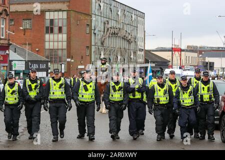 Glasgow, Regno Unito. 25th Gen 2020. Una marcia pro IRA e pro-Irish Republicanism ha avuto luogo attraverso il centro della città di Glasgow con una scorta significativa della polizia. C'è stata una piccola contro-dimostrazione da pro-sindacalisti e la polizia ha fatto diversi arresti. Credito: Findlay/Alamy Live News Foto Stock