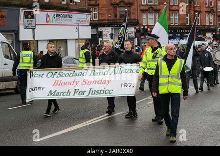 Glasgow, Regno Unito. 25th Gen 2020. Una marcia pro IRA e pro-Irish Republicanism ha avuto luogo attraverso il centro della città di Glasgow con una scorta significativa della polizia. C'è stata una piccola contro-dimostrazione da pro-sindacalisti e la polizia ha fatto diversi arresti. Credito: Findlay/Alamy Live News Foto Stock