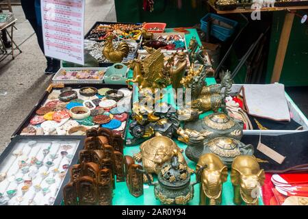 Hong Kong - Stall a Hollywood Road mercato delle pulci che vende oggetti d'antiquariato e da collezione Foto Stock