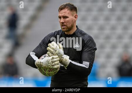 Newcastle UPON TYNE, INGHILTERRA - GENNAIO 25TH Robert Elliot (21) del Newcastle United durante il riscaldamento pre-partita prima della partita della fa Cup tra Newcastle United e Oxford United al St. James's Park, Newcastle il Sabato 25th Gennaio 2020. (Credit: IAM Burn | MI News) La Fotografia può essere utilizzata solo per scopi editoriali di giornali e/o riviste, licenza richiesta per uso commerciale Credit: Mi News & Sport /Alamy Live News Foto Stock