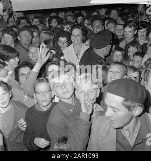 Jan Janssen (campione del mondo) nella città natale Ossendrecht, folla davanti alla sua casa Data: 7 settembre 1964 Località: Ossendrecht Foto Stock