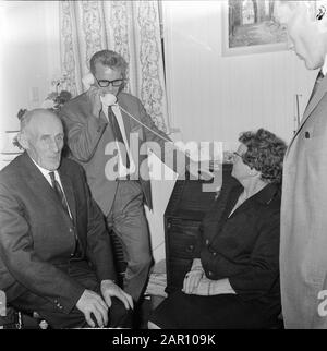 Jan Janssen (campione del mondo) nella città natale Ossendrecht, folla davanti alla sua casa Data: 7 settembre 1964 Località: Ossendrecht Foto Stock